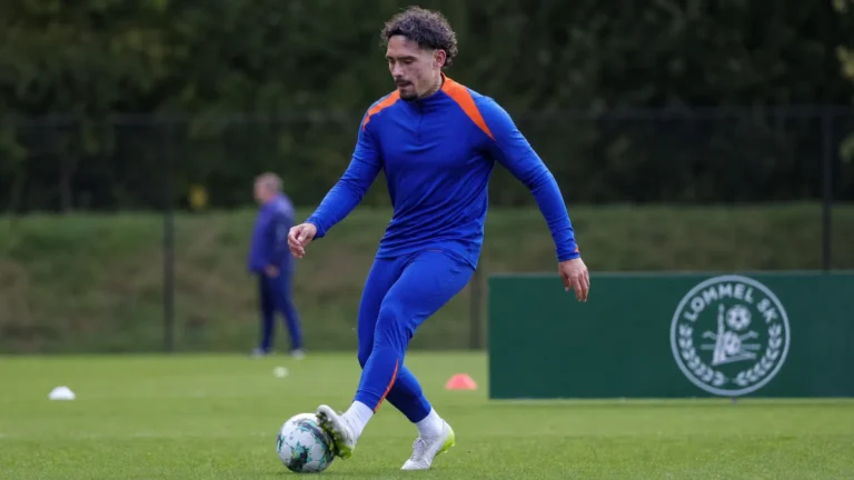 Tristan Gooijer tijdens een passingsoefening op het trainingsveld van Lommel SK.