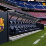 Een lege spelersbank naast het veld in een omgeving van FC Barcelona.