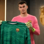 Dominik Livakovic poseert met een Barcelona-doelmannenshirt tijdens zijn officiële voorstelling.
