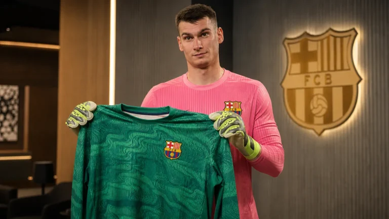 Dominik Livakovic poseert met een Barcelona-doelmannenshirt tijdens zijn officiële voorstelling.