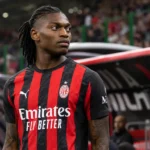 Rafael Leão in het tenue van AC Milan langs de rand van het veld.