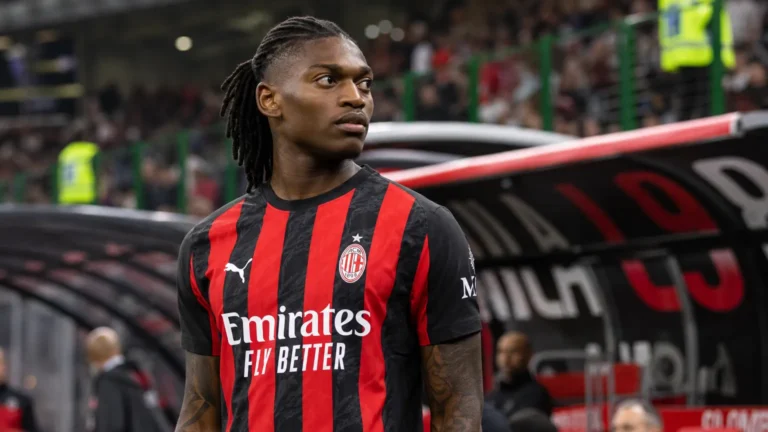Rafael Leão in het tenue van AC Milan langs de rand van het veld.