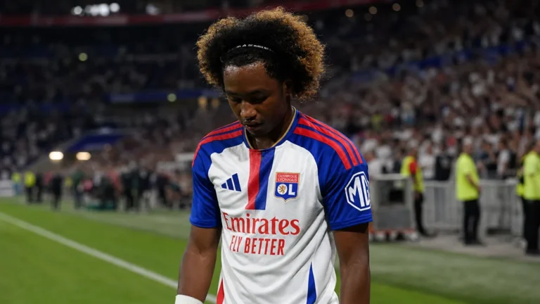 Malick Fofana van Olympique Lyon op het veld na een wedstrijd.