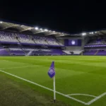 De verlichte grasmat van het Lotto Park kort voor een Europese thuiswedstrijd van RSC Anderlecht.