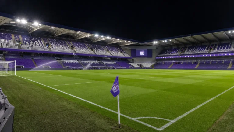 De verlichte grasmat van het Lotto Park kort voor een Europese thuiswedstrijd van RSC Anderlecht.
