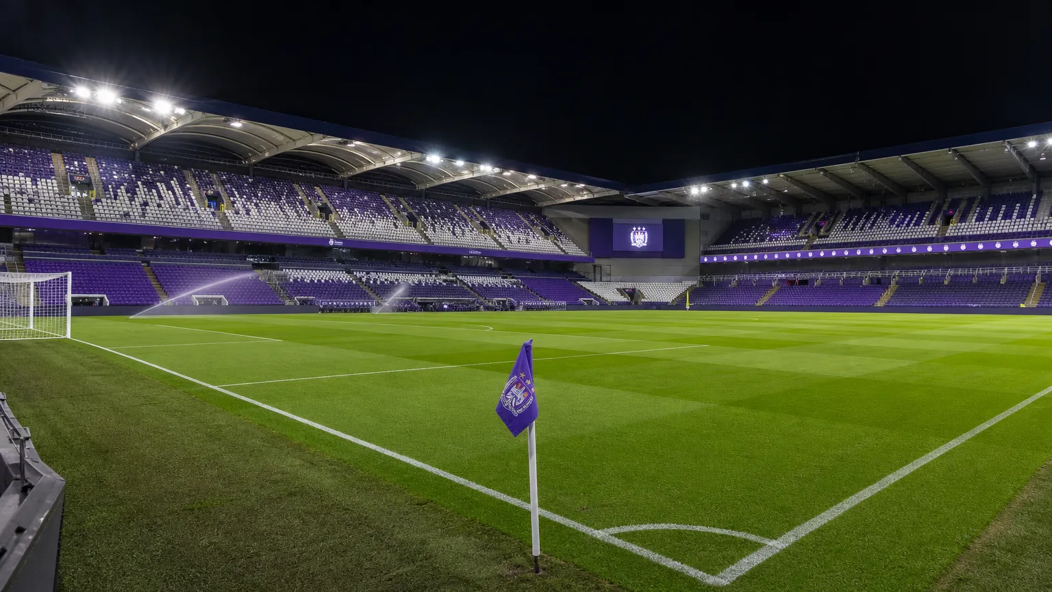 De verlichte grasmat van het Lotto Park kort voor een Europese thuiswedstrijd van RSC Anderlecht.