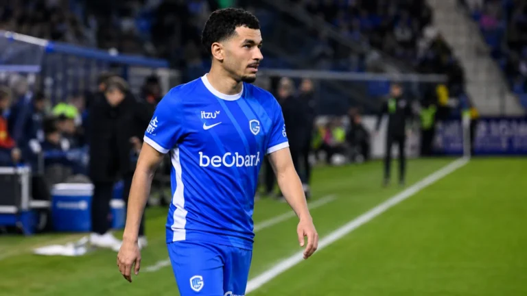 Zakaria El Ouahdi in blauw-wit voetbalshirt langs de zijlijn van een stadion