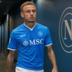 Noa Lang in het shirt van SSC Napoli in een stadionganger.