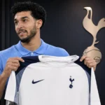Omar Marmoush poseert tijdens een officiële shirtpresentatie van Tottenham Hotspur.