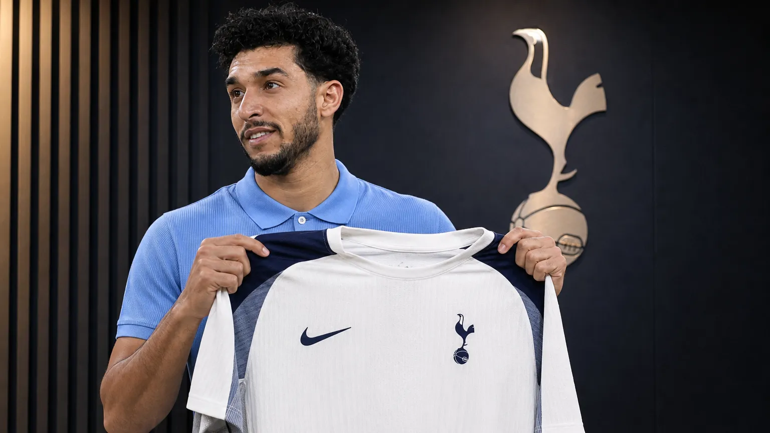 Omar Marmoush poseert tijdens een officiƫle shirtpresentatie van Tottenham Hotspur.