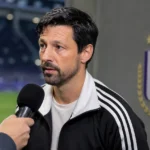 Vítor Bruno spreekt geconcentreerd in de interviewzone van een stadion.
