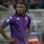 Moïse Kean in een paars clubshirt langs het voetbalveld.