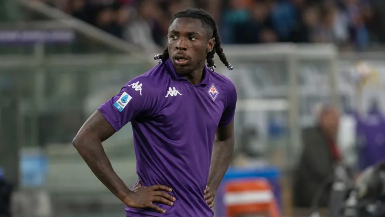 Moïse Kean in een paars clubshirt langs het voetbalveld.