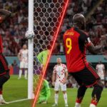 Lukaku raakt links de paal en scoort rechts tegen Kroatië op het WK 2022