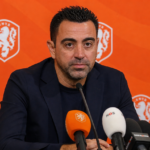 Xavi Hernandez in een persruimte van de Nederlandse voetbalbond.