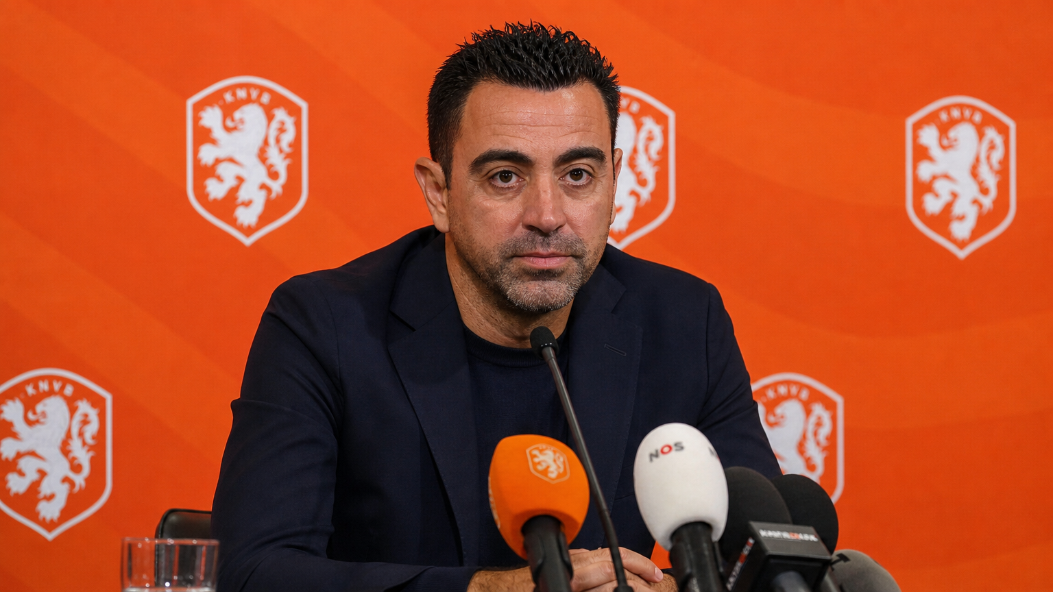 Xavi Hernandez in een persruimte van de Nederlandse voetbalbond.