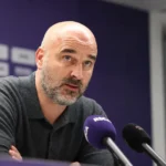 Antoine Sibierski spreekt tijdens een persmoment van RSC Anderlecht.