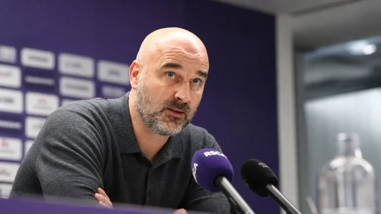 Antoine Sibierski spreekt tijdens een persmoment van RSC Anderlecht.