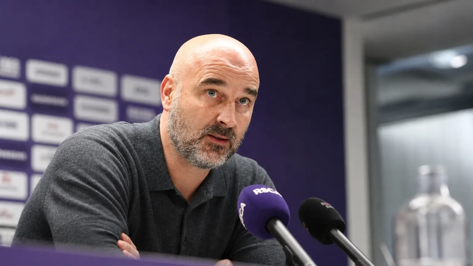 Antoine Sibierski spreekt tijdens een persmoment van RSC Anderlecht.