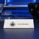 Een lotingskaart van Club Brugge op de tafel van een Champions League-loting.