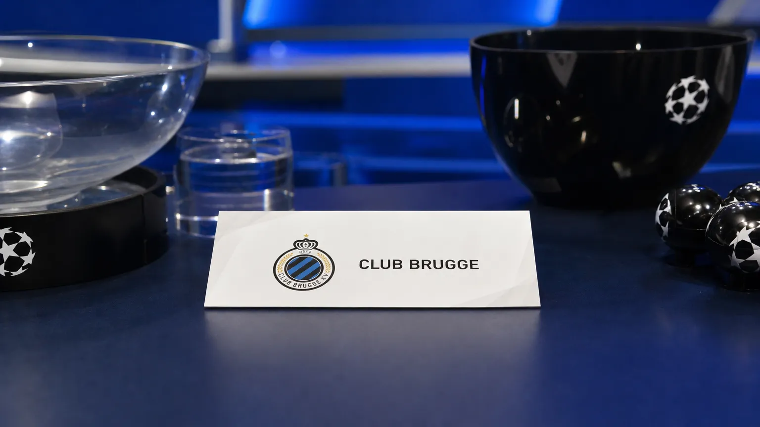 Een lotingskaart van Club Brugge op de tafel van een Champions League-loting.