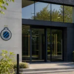 Ingang van het clubgebouw van Club Brugge met een discreet clubembleem.