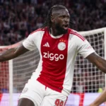 Tolu Arokodare juicht in het Ajax-tenue tijdens een Europese wedstrijd.