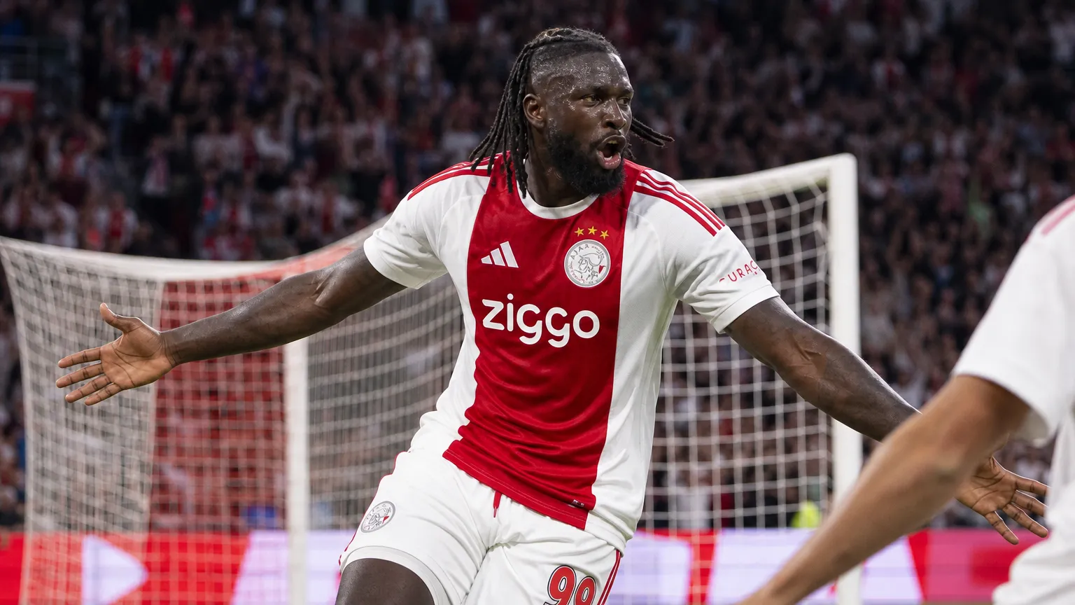 Tolu Arokodare juicht in het Ajax-tenue tijdens een Europese wedstrijd.