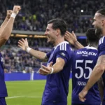 Anderlecht-spelers vieren samen tijdens een Europese thuiswedstrijd.