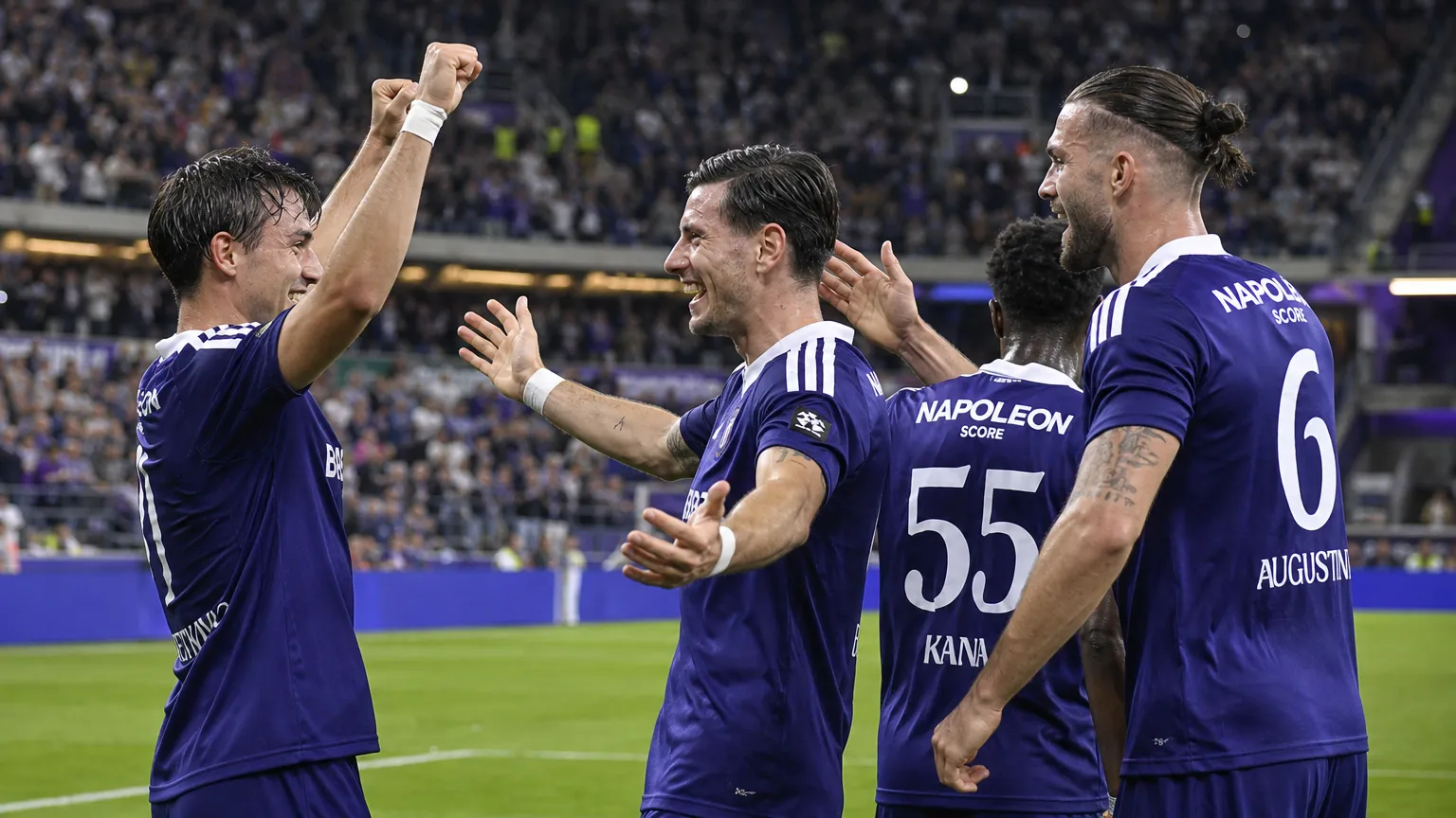 Anderlecht-spelers vieren samen tijdens een Europese thuiswedstrijd.