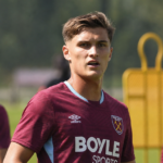 Freddie Potts tijdens een training van West Ham United in Duitsland