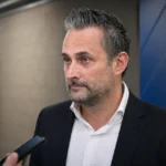 Sam Baro spreekt na de Europese kwalificatie van KAA Gent met een journalist.