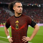 Arthur Theate in het shirt van de Rode Duivels langs de zijlijn.