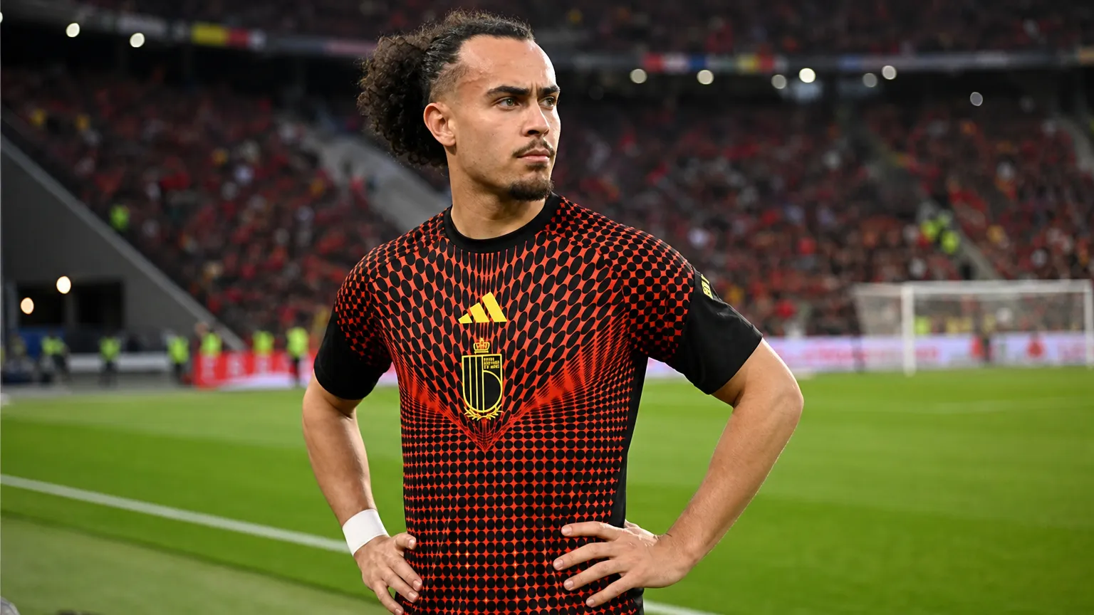 Arthur Theate in het shirt van de Rode Duivels langs de zijlijn.