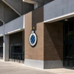 Ingang van het Jan Breydelstadion met een discreet Club Brugge-clubembleem.