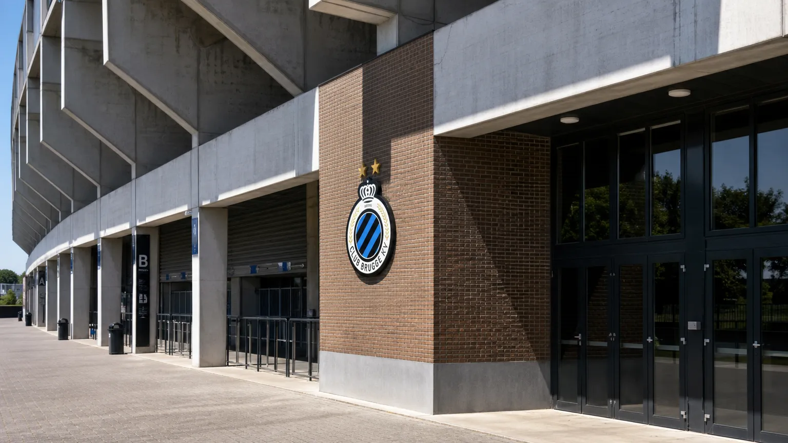 Ingang van het Jan Breydelstadion met een discreet Club Brugge-clubembleem.