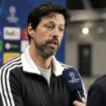 Vitor Bruno spreekt na een wedstrijd in de mixed zone van een stadion.