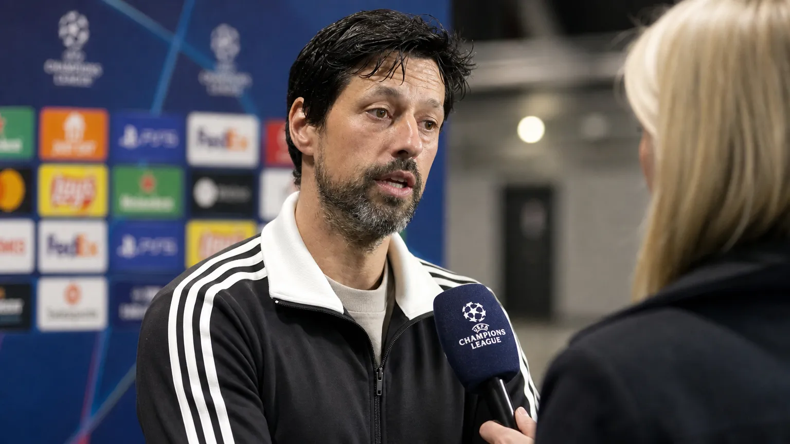 Vitor Bruno spreekt na een wedstrijd in de mixed zone van een stadion.