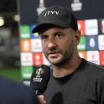 Frédéric De Meyer spreekt na een wedstrijd in de mixed zone van een stadion.