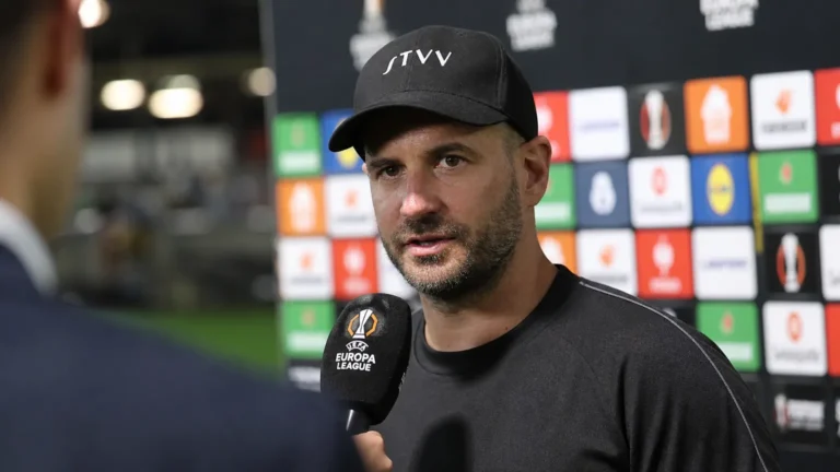 Frédéric De Meyer spreekt na een wedstrijd in de mixed zone van een stadion.