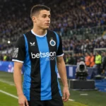 Nicolò Tresoldi in een zwart-blauw shirt op het veld in een voetbalstadion.