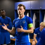 Bryan Heynen spreekt zijn ploegmaats toe in de kleedkamer van KRC Genk.