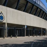 De ingang van het Club Brugge-stadion met een discreet clubembleem aan de gevel.
