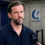 Rik De Mil beantwoordt een vraag in een gemengde zone van KAA Gent.