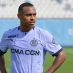 Igor Paixão staat op het trainingsveld van Olympique Marseille na een onderbroken oefening.