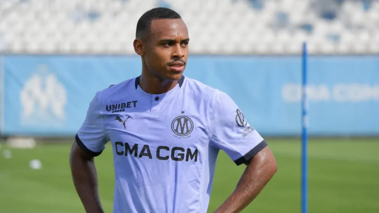 Igor Paixão staat op het trainingsveld van Olympique Marseille na een onderbroken oefening.