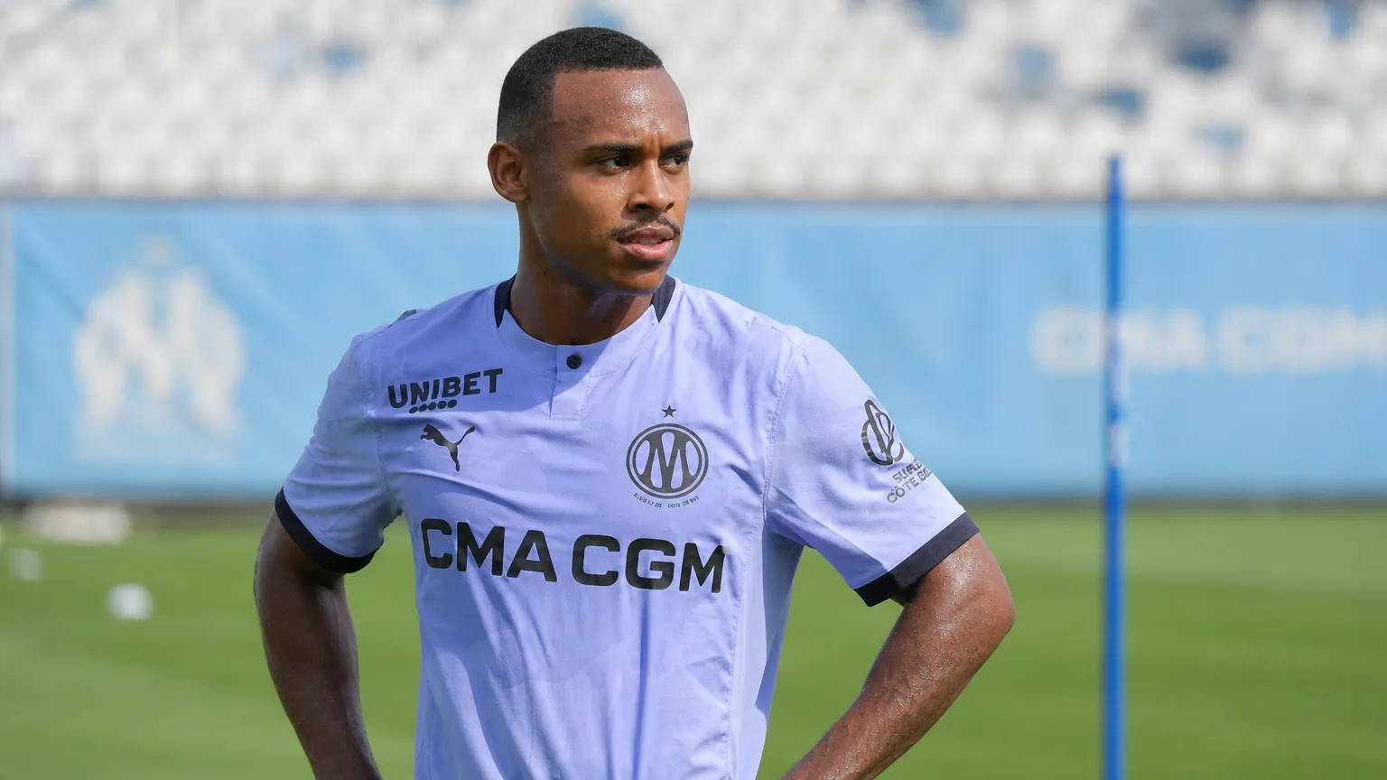 Igor Paixão staat op het trainingsveld van Olympique Marseille na een onderbroken oefening.
