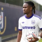 Moussa Ndiaye aan de rand van een trainingsveld in het shirt van Anderlecht.