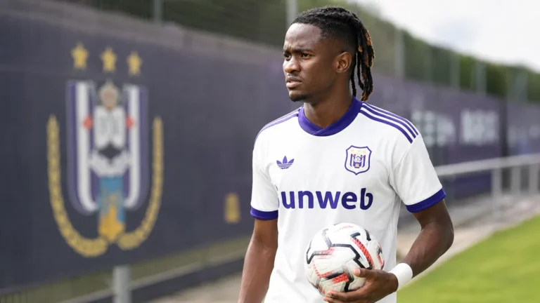 Moussa Ndiaye aan de rand van een trainingsveld in het shirt van Anderlecht.