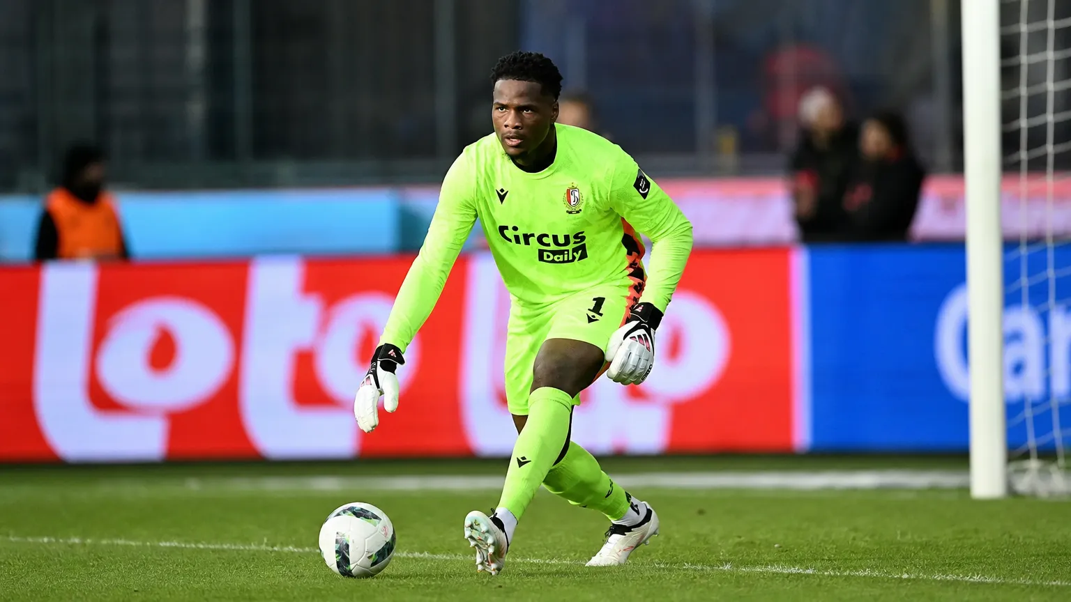 Matthieu Epolo staat geconcentreerd klaar in zijn doelmanstenue op het veld.